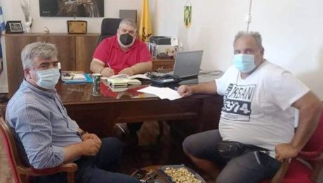 ΦΩΤΟ ΥΠΟΓΡΑΦΗΣ ΣΥΜΒΑΣΗΣ ΓΙΑ ΣΥΝΤΗΡΗΣΗ 3ου ΓΥΜΝΑΣΙΟΥ